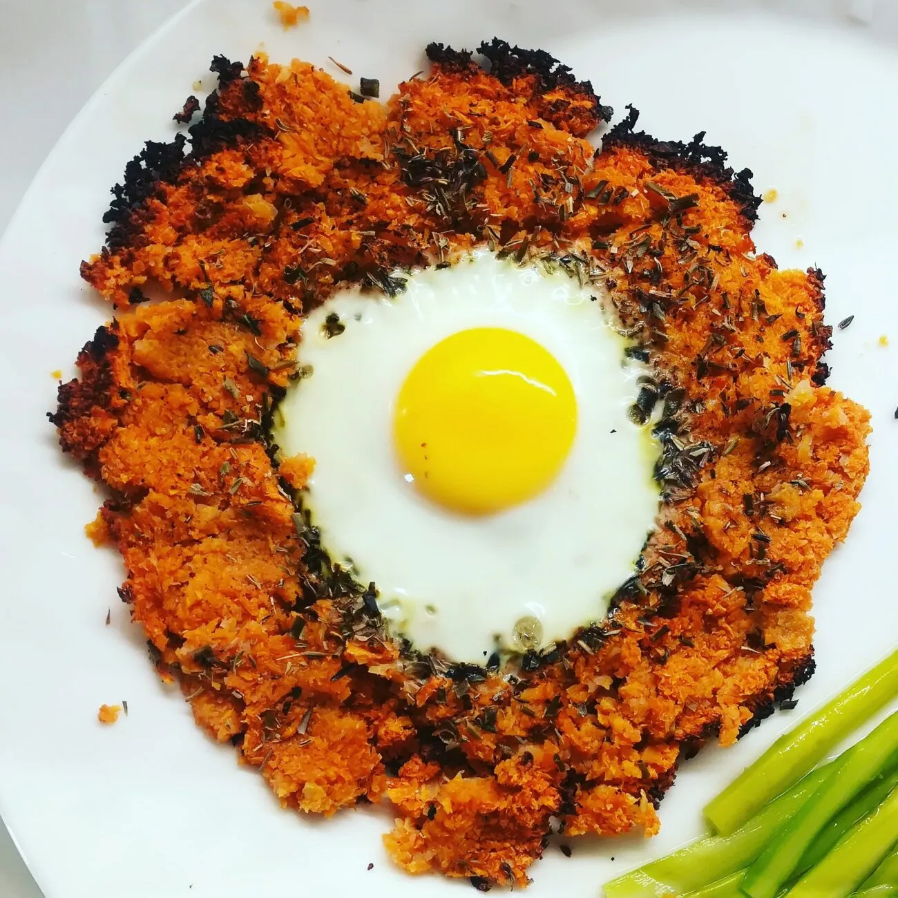 Nidi di patate e carote con uova